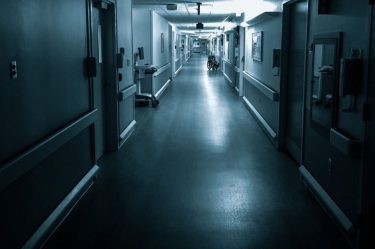 当直・宿直・夜勤の言葉の違いは？勤務内容や労働時間、手当の違いを解説